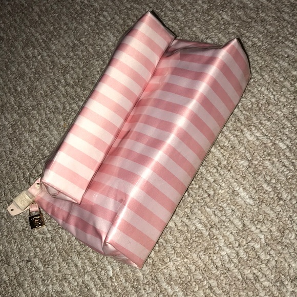 Nwt cosmetic pouch Victoria’s Secret - Picture 3 of 4